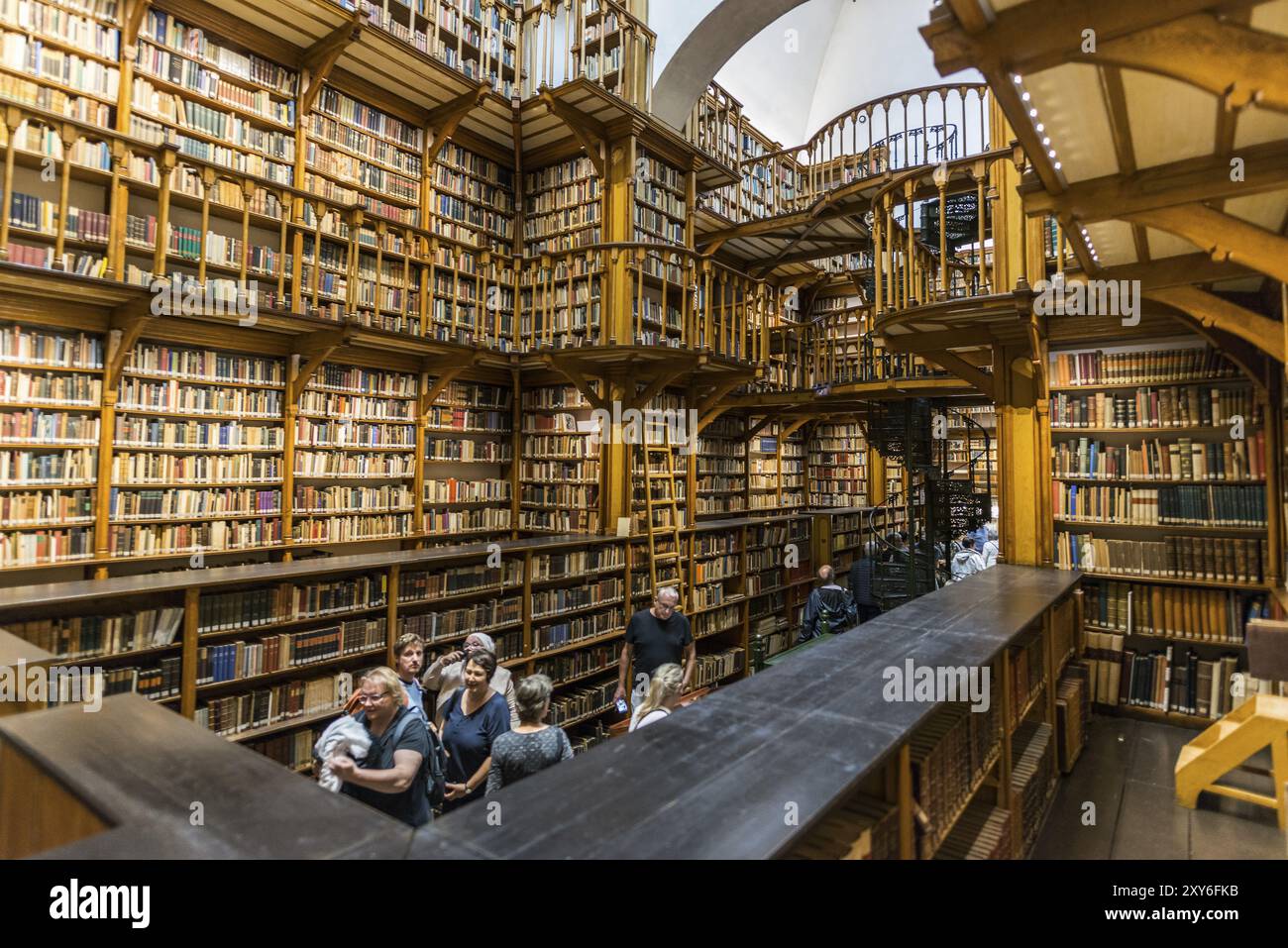 Bella biblioteca con libri antichi, abbazia benedettina Maria Laach, Eifel, Renania-Palatinato, Germania, Europa Foto Stock