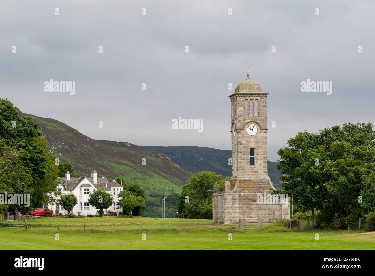 Memoriale di guerra a Helmsdale, in Scozia. In parte progettato come punto di riferimento per le barche da pesca locali. Foto Stock