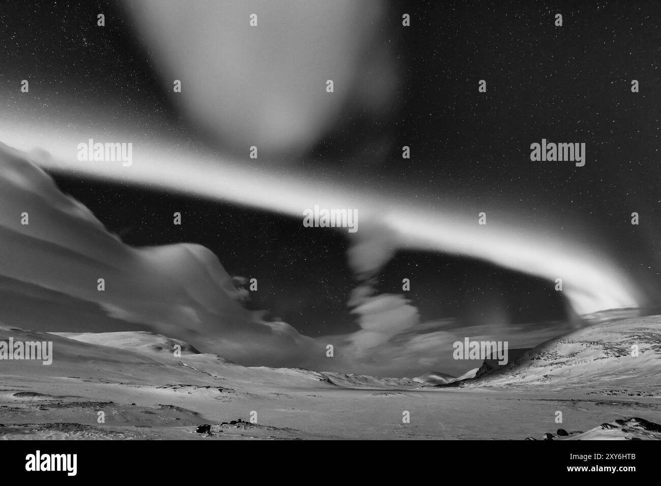 Aurora boreale (Aurora boreale) sulle montagne illuminate dalla luna sul sentiero escursionistico a lunga distanza Kungsleden, Alesjaure, Norrbotten Lapponia, Svezia, 20 marzo Foto Stock