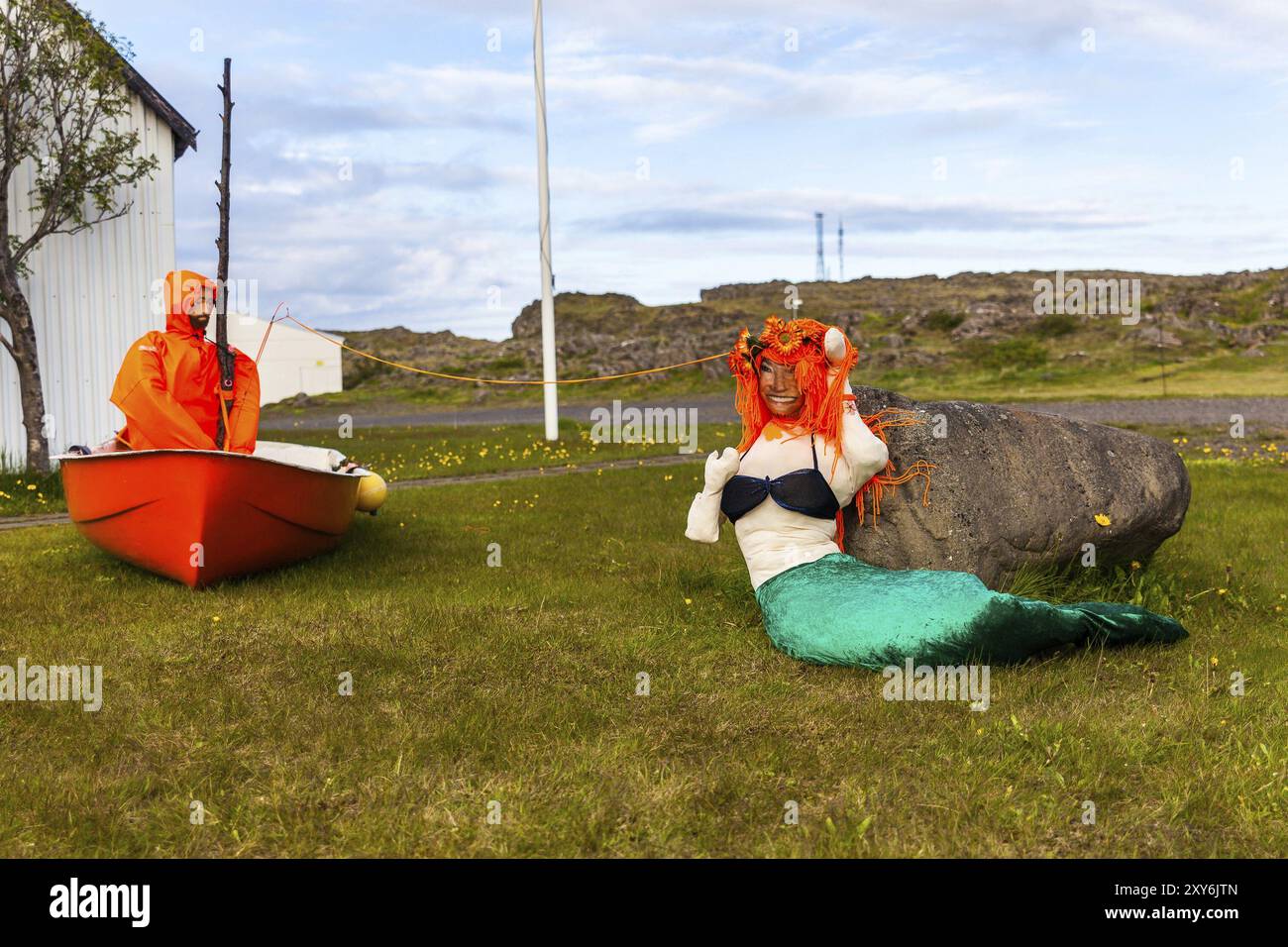 DJUPIVOGUR, ISLANDA, 21 GIUGNO: Installazione di un pescatore in una barca con una sirena al suo gancio il 21 giugno 2013 a Djupivogur, Islanda, Europa Foto Stock