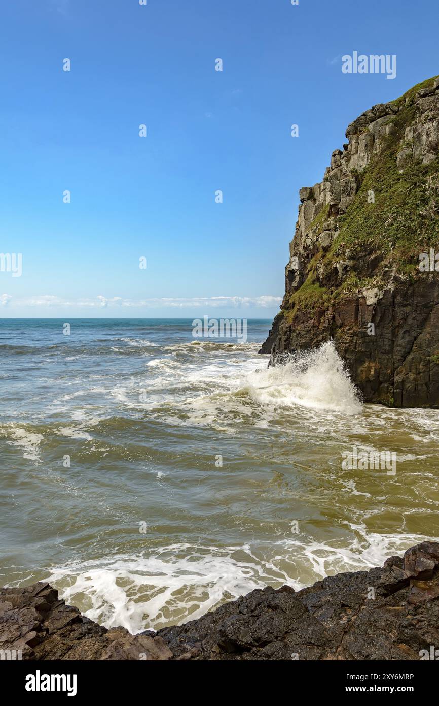 Formazione rocciosa conosciuta come la pietra Guardiola si trova a Torres, la costa nord del Rio Grande do Sul Foto Stock