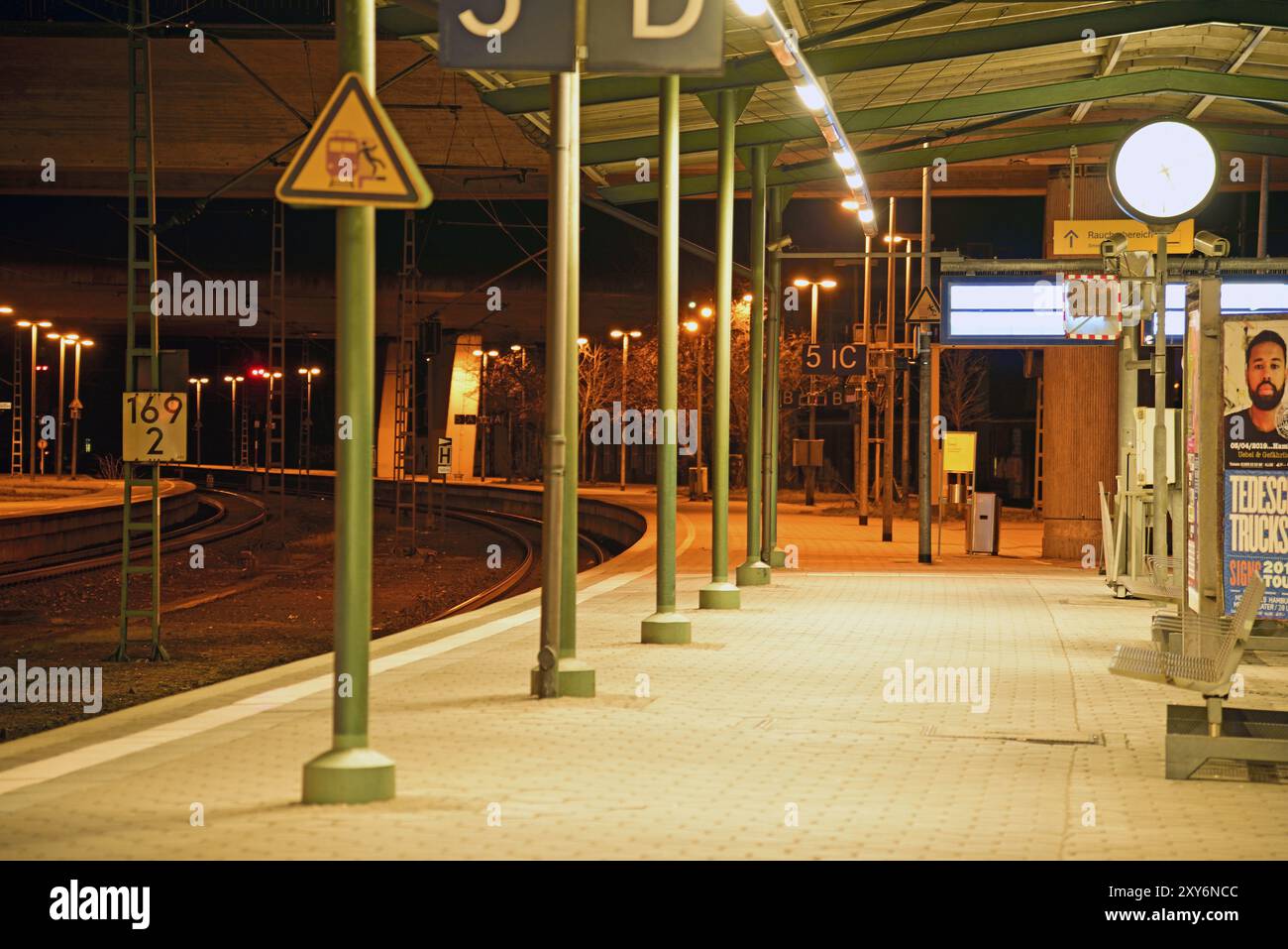 Europa, Germania, Amburgo, Harburg, stazione ferroviaria di notte, piattaforma deserta, Amburgo, Amburgo, Repubblica Federale di Germania, Europa Foto Stock