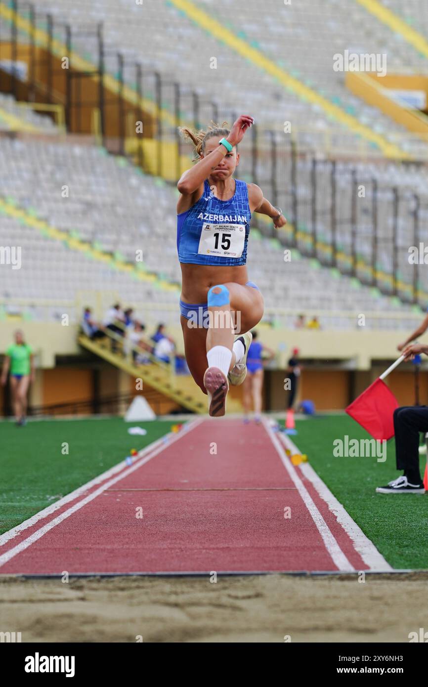 IZMIR, TURKIYE - 25 MAGGIO 2024: Undefined Athlete triple jumping durante i Campionati balcanici di atletica leggera allo Stadio Ataturk di Izmir Foto Stock