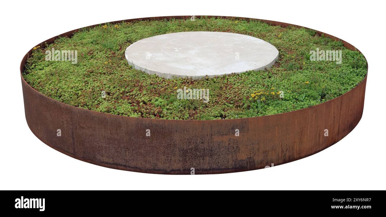 Arrugginito fondo di fiori di ferro rotondo con erba verde. Isolato su bianco Foto Stock