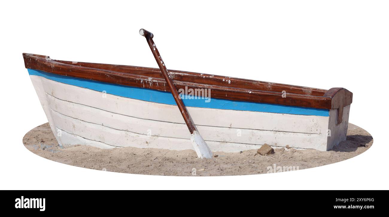 Barca da pesca in legno con un reo bloccato nella sabbia. Isolato su bianco Foto Stock