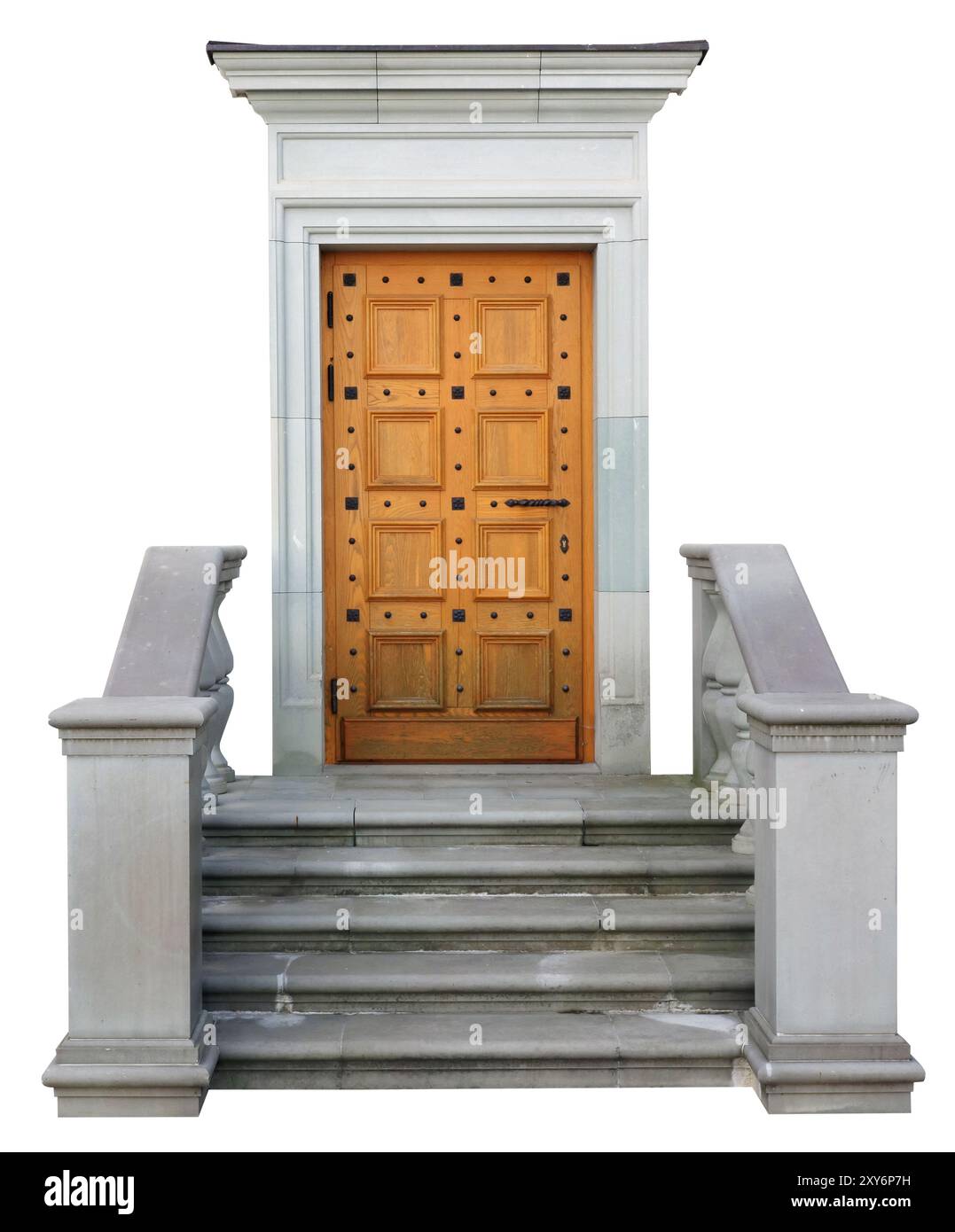 Una porta di legno e una scala in stucco decorano l'entrata dell'antico edificio. Isolato su bianco Foto Stock