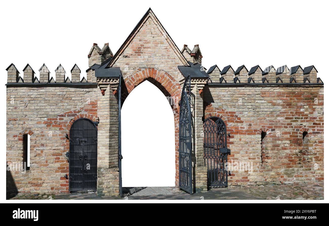 Antiche mura rosse della fortezza con porte di ferro e scappatoie. Isolato su bianco Foto Stock