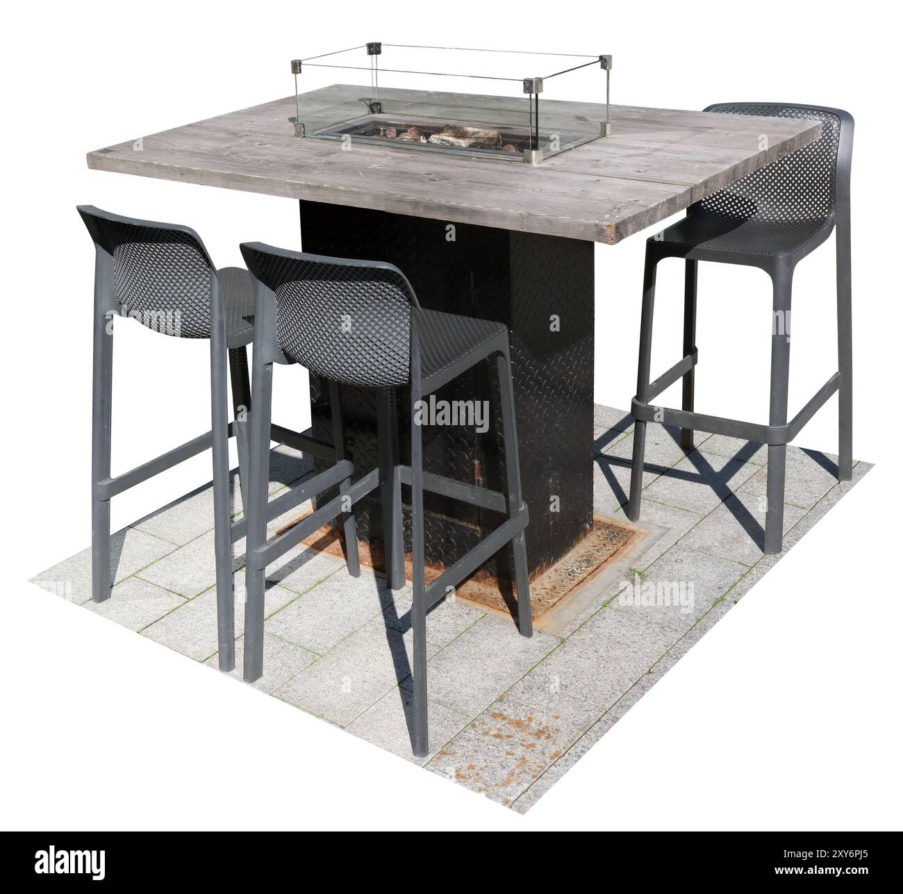 Sedie moderne, tavolo e griglia in vetro nell'area barbecue. Isolato su bianco Foto Stock