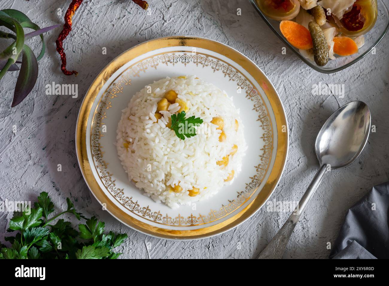 Cibo tradizionale turco, riso pilaf con ceci e sottaceti su tavola rustica Foto Stock