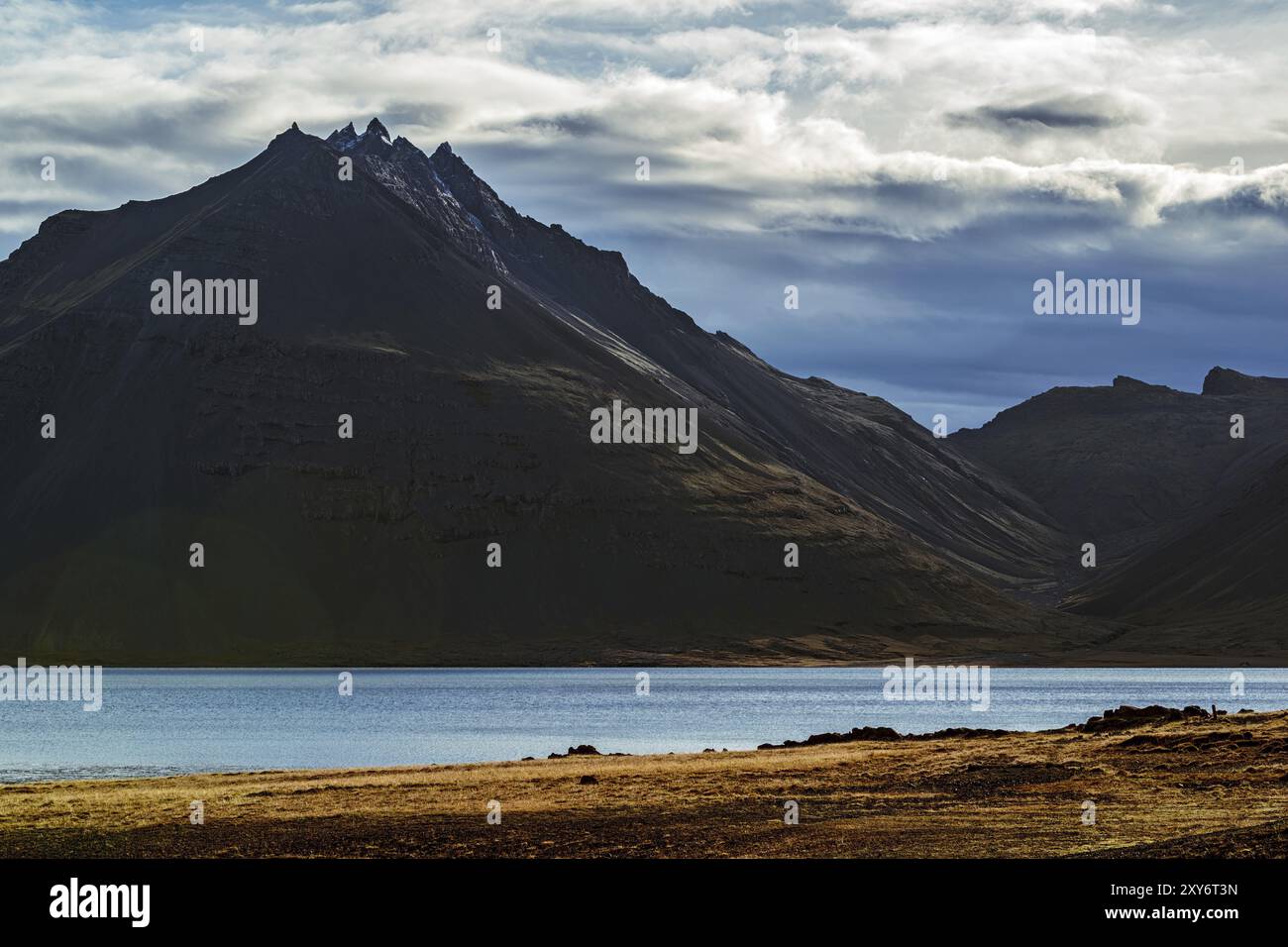 Montagna Vestrahorn vista dal retro vicino al tramonto in Islanda Foto Stock