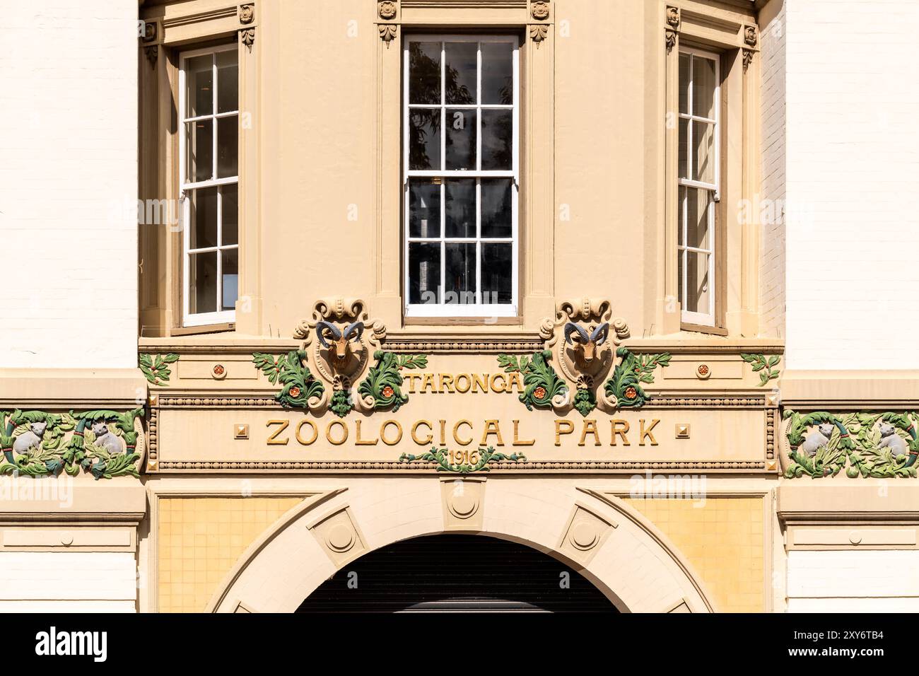 Sydney, nuovo Galles del Sud, Australia - 17 aprile 2022: Ingresso storico all'Old Taronga Zoological Park in una giornata luminosa Foto Stock