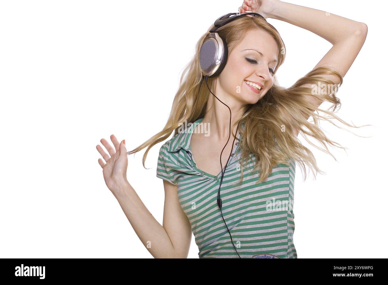 Sorridente ragazza che ascolta la musica Foto Stock