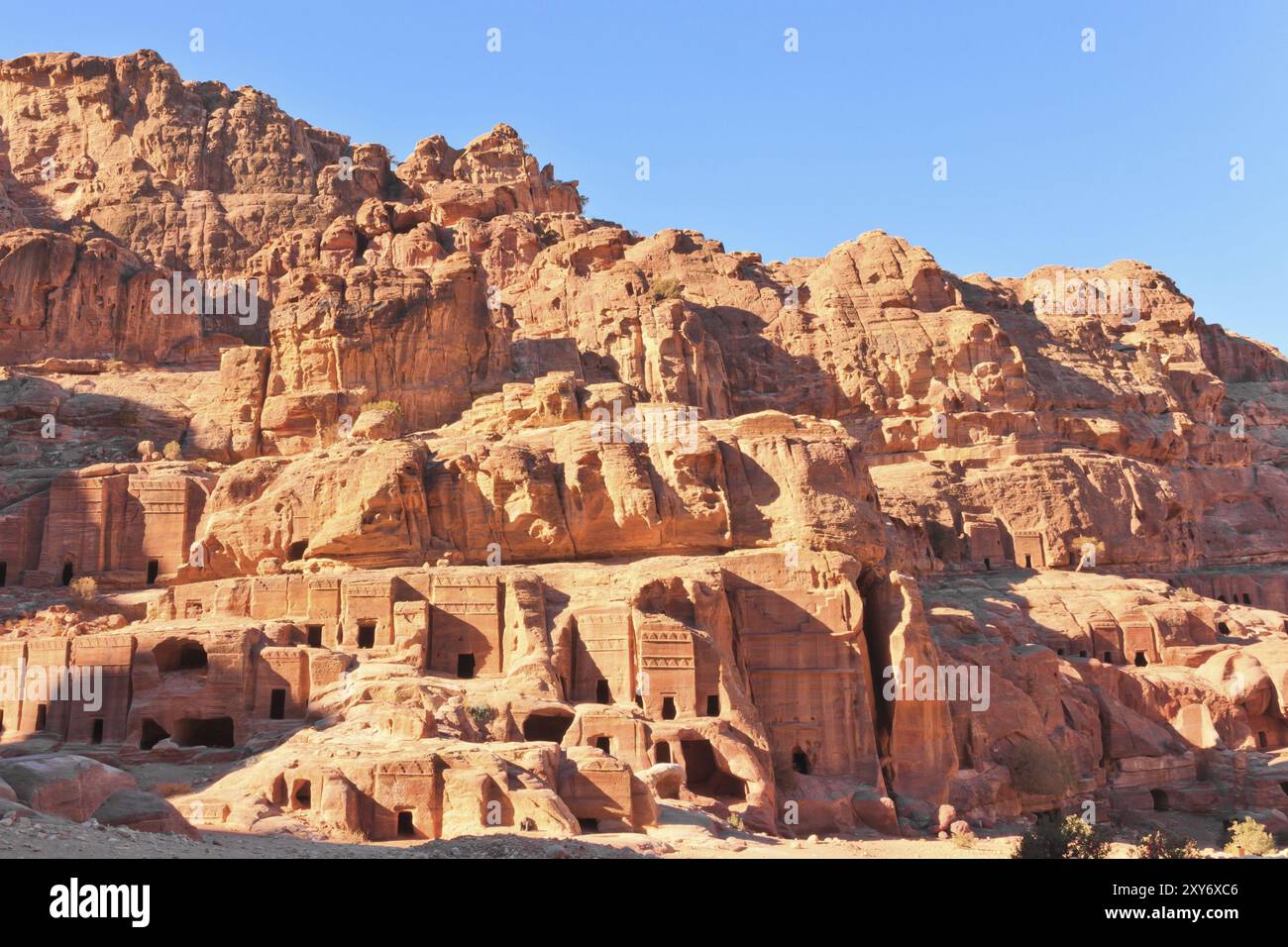 Strada della facciata nella città perduta di petra, in giordania Foto Stock