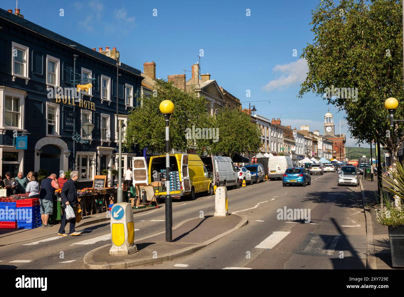 Regno Unito Inghilterra, Dorset, Bridport, East Street, Saturday Market, bancarelle sul ciglio della strada fuori dal Bull Hotel Foto Stock