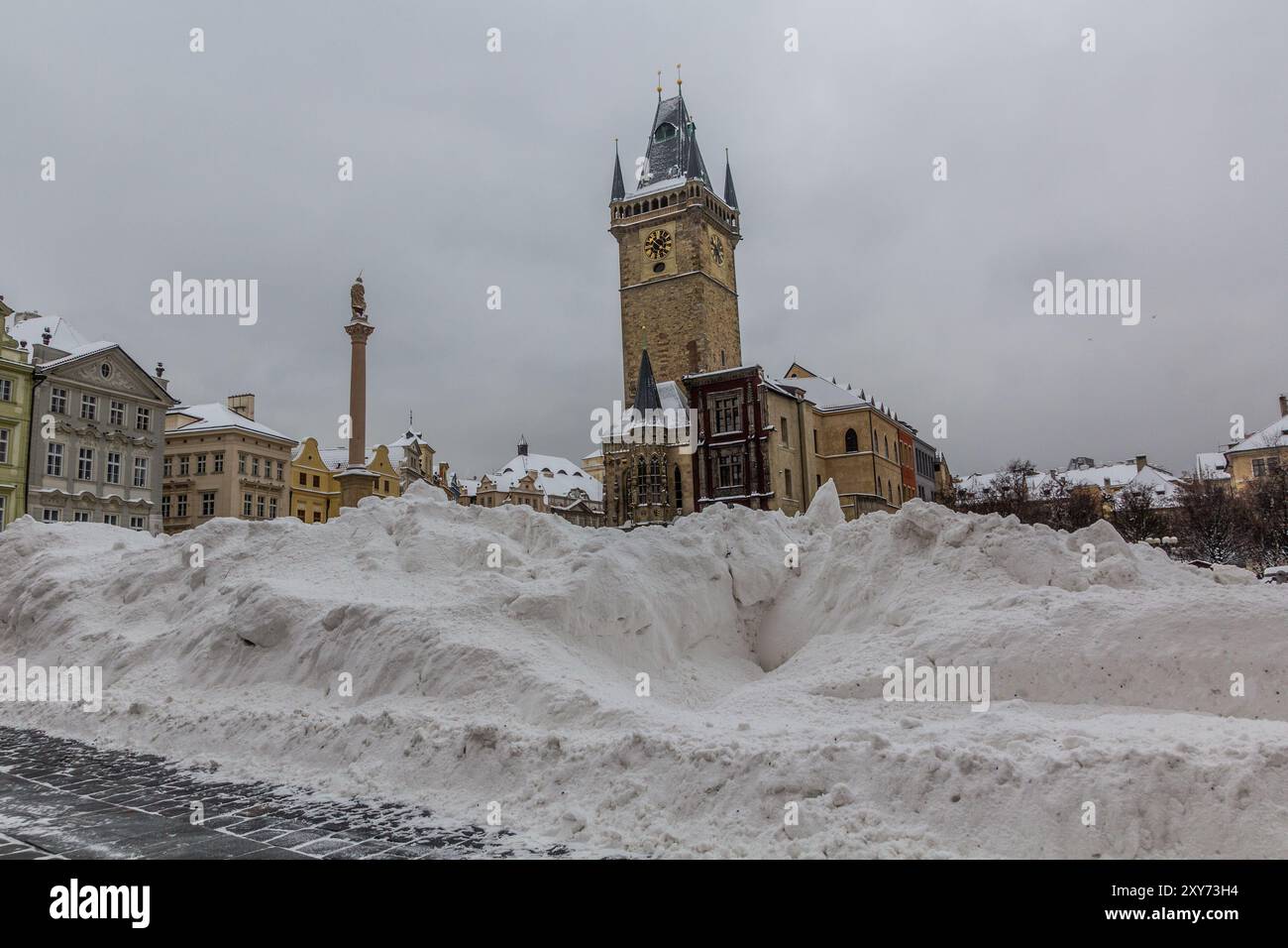 Pile di neve nella piazza della città Vecchia di Praga, Repubblica Ceca Foto Stock