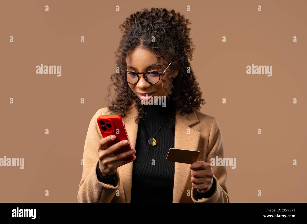 Donna d'affari africana o studentessa che utilizza il settore bancario con smartphone, shopping online, rimborso del debito, concetto di denaro. Alta qualità Foto Stock