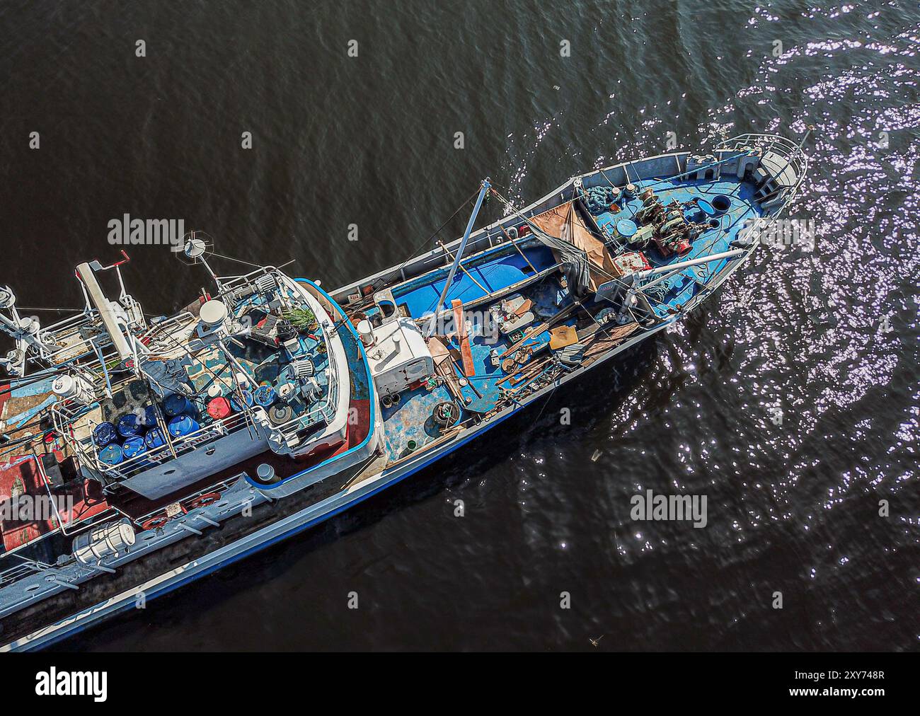 Nave pattuglia da pesca M/Y SARANGANI ancorata nella baia di Manila vicino allo Yacht Club, nave di supporto alla pesca nelle Filippine, nave delle Filippine, vista aerea con droni Foto Stock