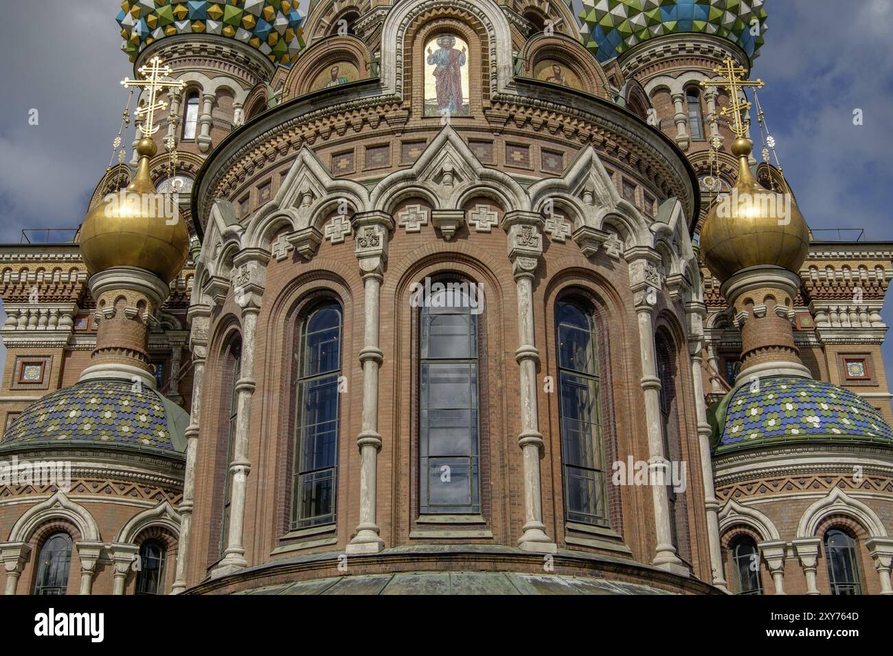 Primo piano di una chiesa con splendide finestre, cupole dorate e mosaici colorati sotto un cielo nuvoloso, st. pietroburgo, russia Foto Stock