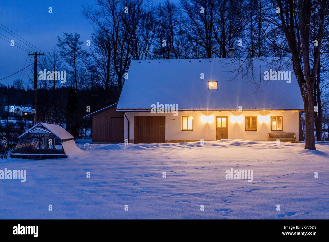 Vista invernale di una vecchia casa di villaggio nella Repubblica Ceca Foto Stock