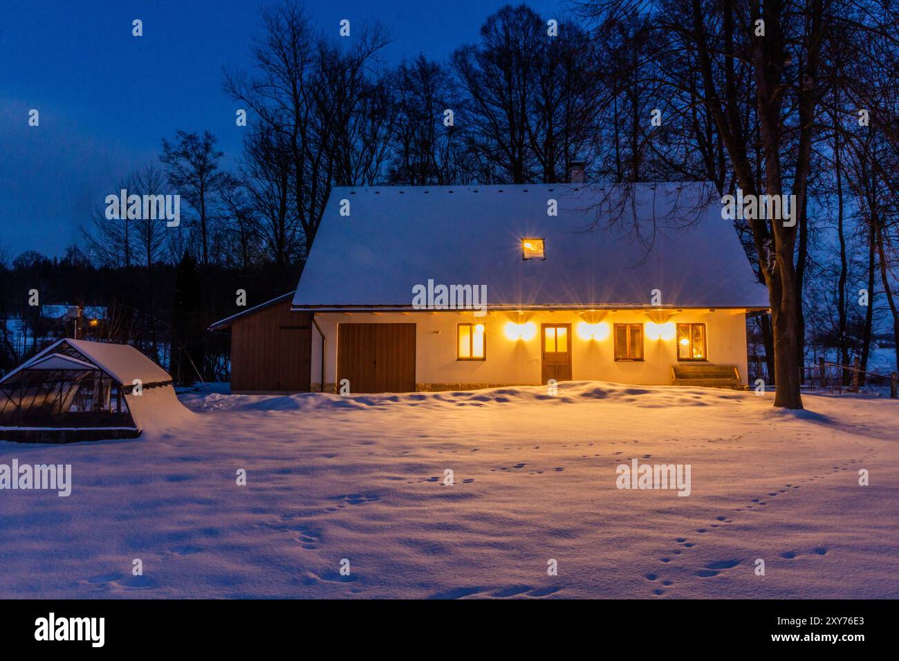 Vista invernale di una vecchia casa di villaggio nella Repubblica Ceca Foto Stock