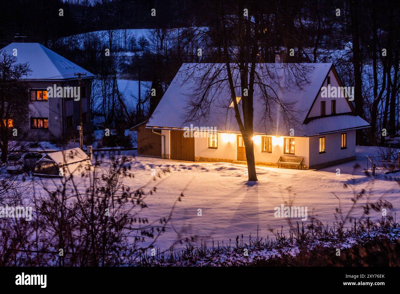 Vista invernale di una vecchia casa di villaggio nella Repubblica Ceca Foto Stock