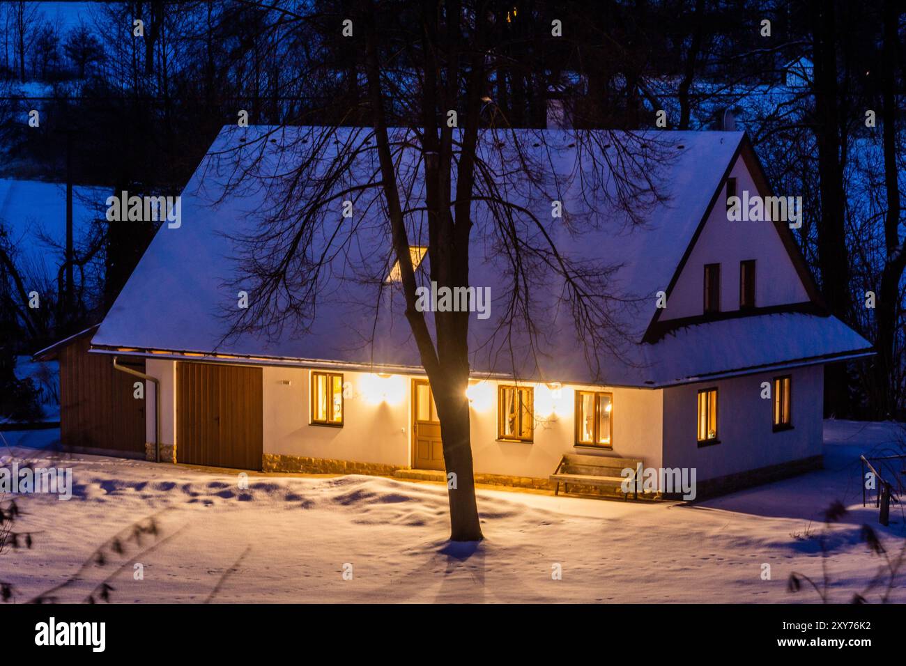 Vista invernale di una vecchia casa di villaggio nella Repubblica Ceca Foto Stock