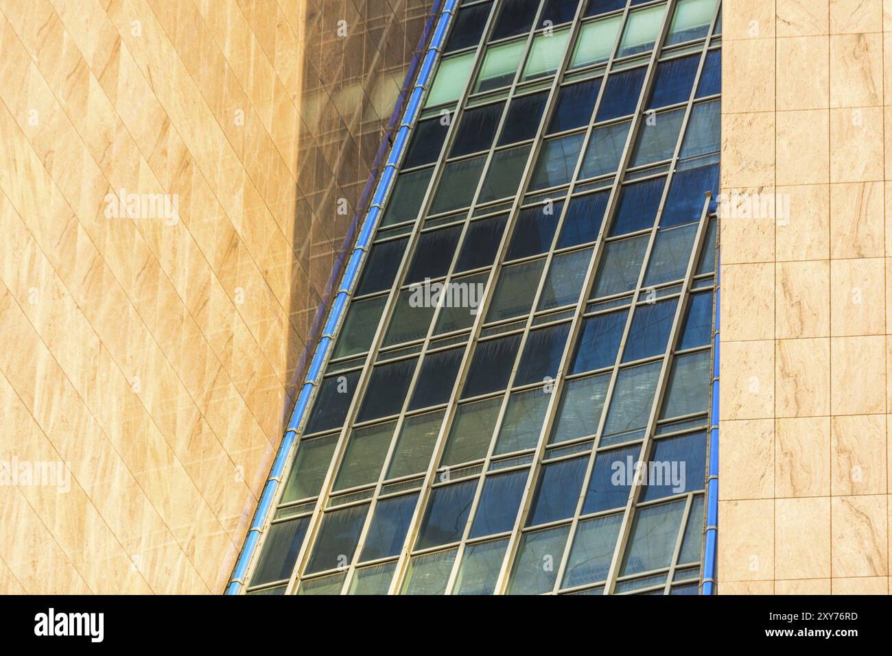 BERLINO, GERMANIA, 16 LUGLIO: Facciata moderna e lucida di un edificio con elementi in vetro il 16 luglio 2013 a Berlino, Germania, Europa Foto Stock