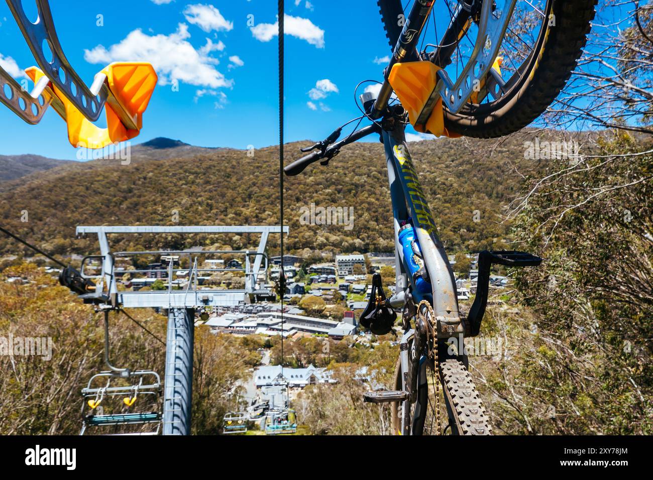 THREDBO, AUSTRALIA - 15 DICEMBRE 2023: Seggiovie per la stagione estiva di mountain bike a Thredbo in una calda giornata estiva nelle Snowy Mountains, New Sout Foto Stock