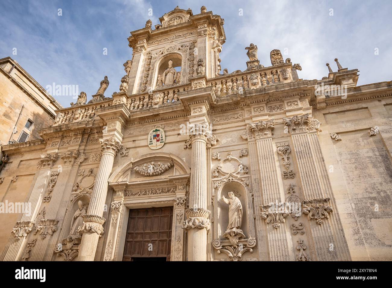 Lecce, Italia. 20 agosto 2024. Dettaglio frontale della Cattedrale metropolitana di Santa Maria Assunta, meglio conosciuta come il Duomo, a Lecce, Italia. (Foto di Andrea Gulí/SOPA Images/Sipa USA) credito: SIPA USA/Alamy Live News Foto Stock
