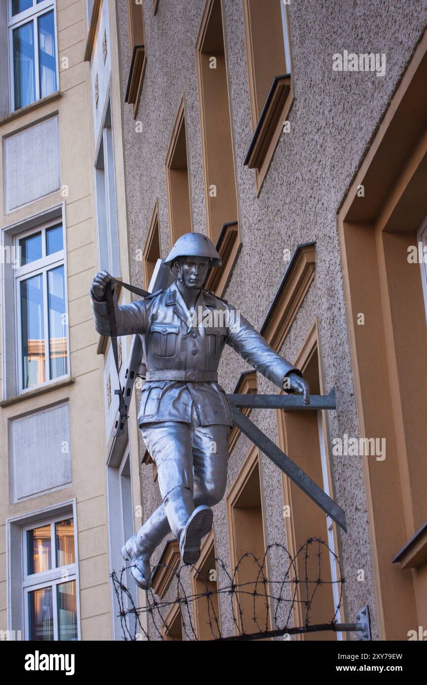 Scultura di un soldato in metallo sulla facciata di una casa a Brunnenstrasse Foto Stock