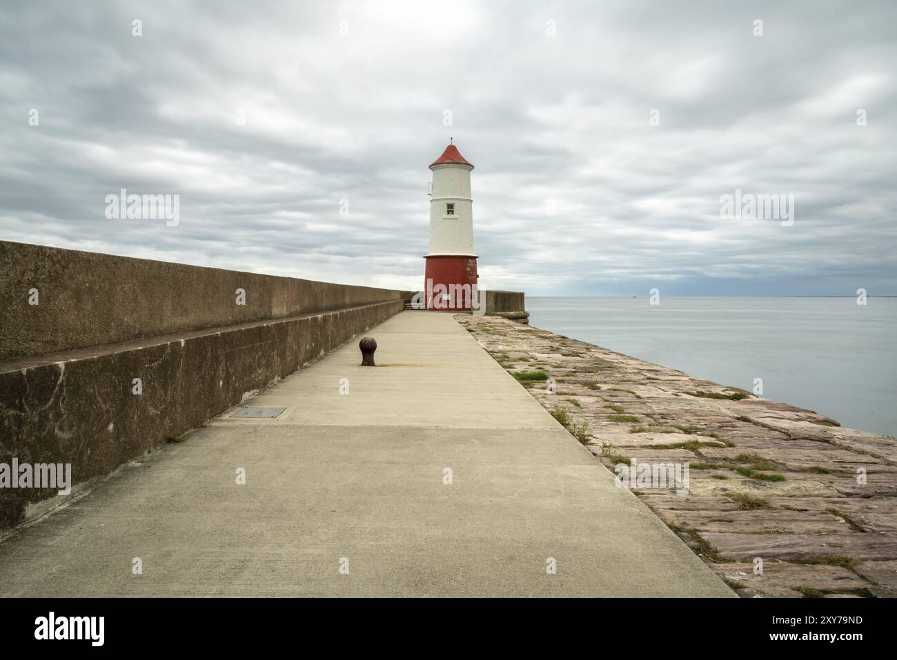 Berwick-upon-Tweed, Northumberland, Inghilterra, Regno Unito, 08 settembre, 2018: il faro visto dal molo Foto Stock