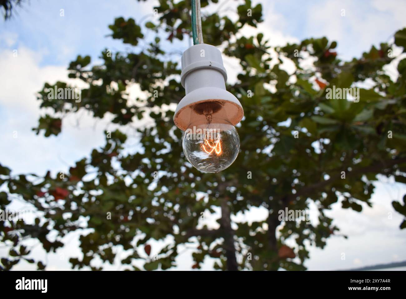 Luce elettrica sul cielo blu in condizioni di sole. Lampada per l'illuminazione del giardino domestico. Foto Stock