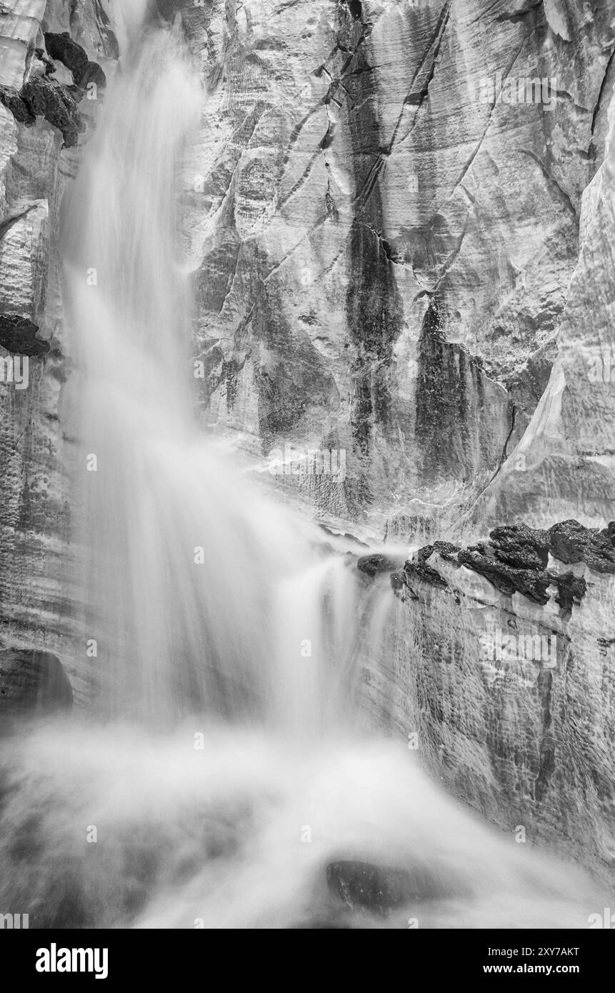 Cascata nella grotta calcarea Trollkirka (Trollkyrkja, tedesco: Troll Church), Moere e Romsdal Fylke, Norvegia, settembre 2011, Europa Foto Stock