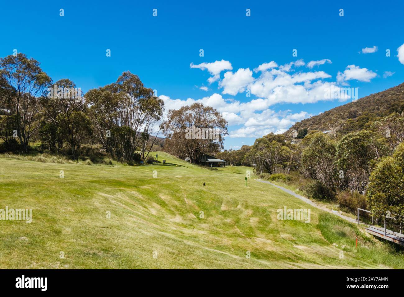 Percorsi intorno a Thredbo Riover e Thredbo Golf Course a Thredo nelle Snowy Mountains, New South Wales, Australia Foto Stock