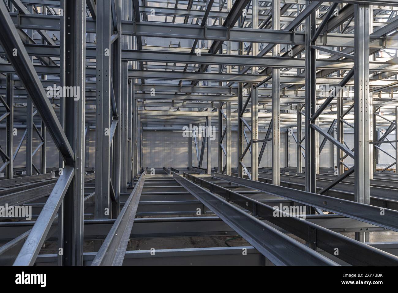 Costruzione in acciaio di un magazzino ad alta altezza Foto Stock