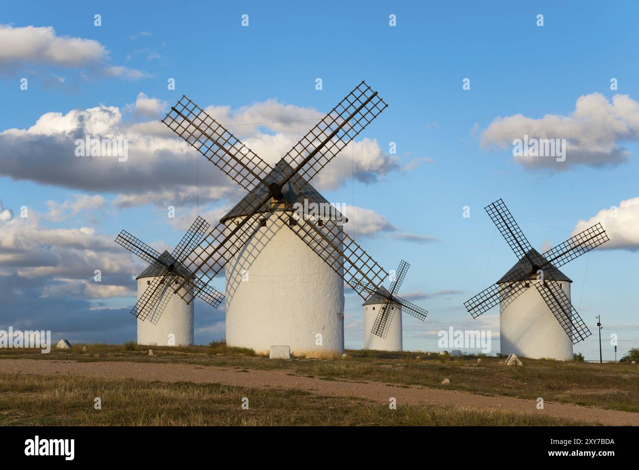 Mulini a vento in un paesaggio vasto e idilliaco sotto un cielo azzurro con nuvole, mulini a vento, campo de Criptana, provincia di Ciudad Real, Castilla-la Mancha, percorso Foto Stock