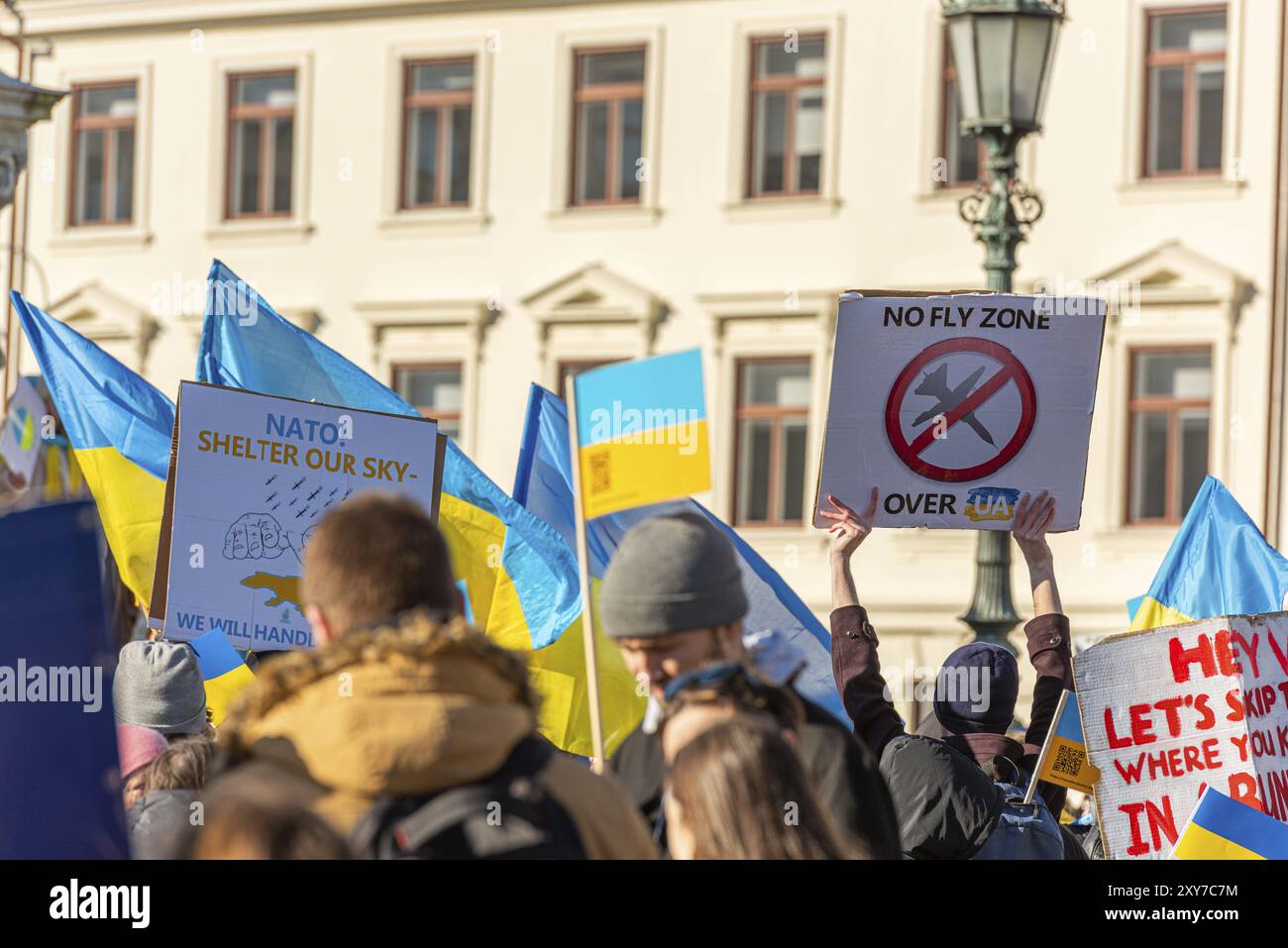 Goteborg, Svezia, febbraio 27 2022: Protesta di guerra a sostegno dell'Ucraina in piazza Gustaf Adolfs, Europa Foto Stock