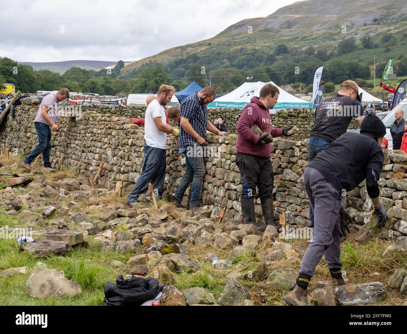 Una gara di costruzione di pareti a secco al Reeth Show di Swaledale, Yorkshire Dales, Regno Unito. Foto Stock