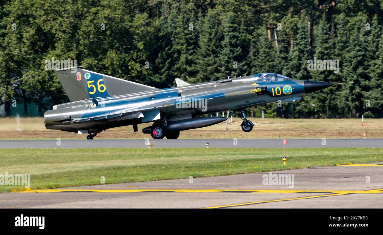 Ex aereo da caccia Saab 35 Draken dell'aeronautica svedese in arrivo alla base aerea di Kleine-Brogel. Peer, Belgio - 8 settembre 2023 Foto Stock