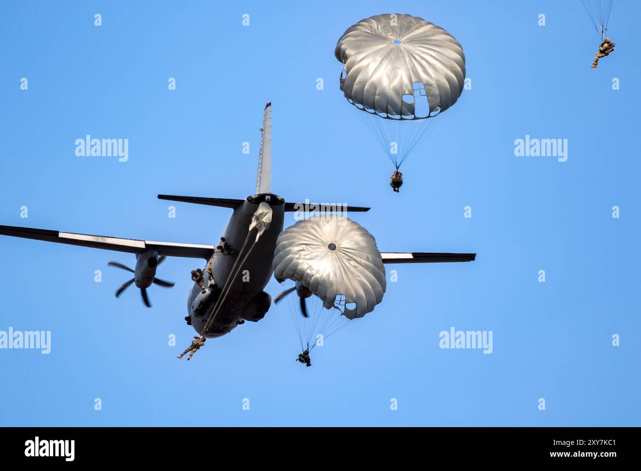 Paracadutisti militari NATO paracadutisti paracadutisti che saltano da un aereo da trasporto Alenia C-27J Spartan dell'aeronautica militare rumena durante l'esercitazione Falco Foto Stock