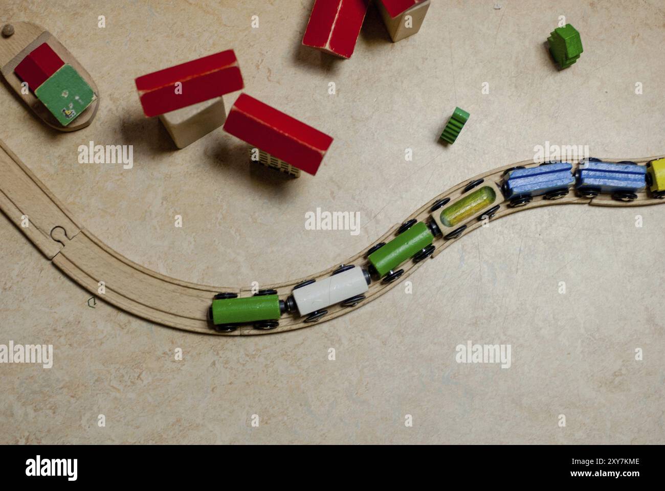 Trenino giocattolo in legno con case su un pavimento Foto Stock