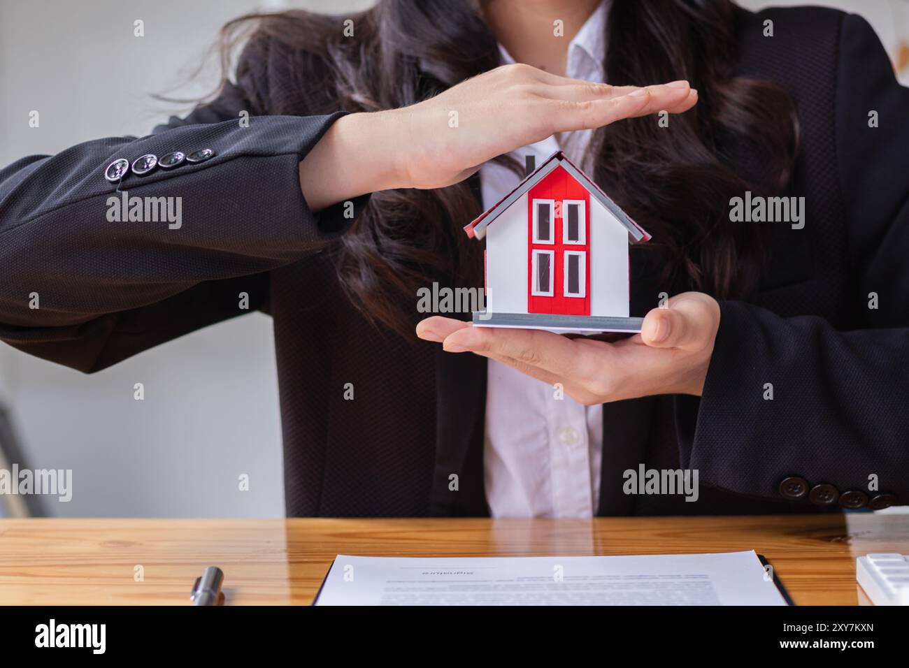 I concessionari immobiliari stanno introducendo modelli per la casa per aiutare i clienti a prendere decisioni di acquisto e firmare gli acquisti, nonché l'assicurazione per la casa e la proprietà Foto Stock