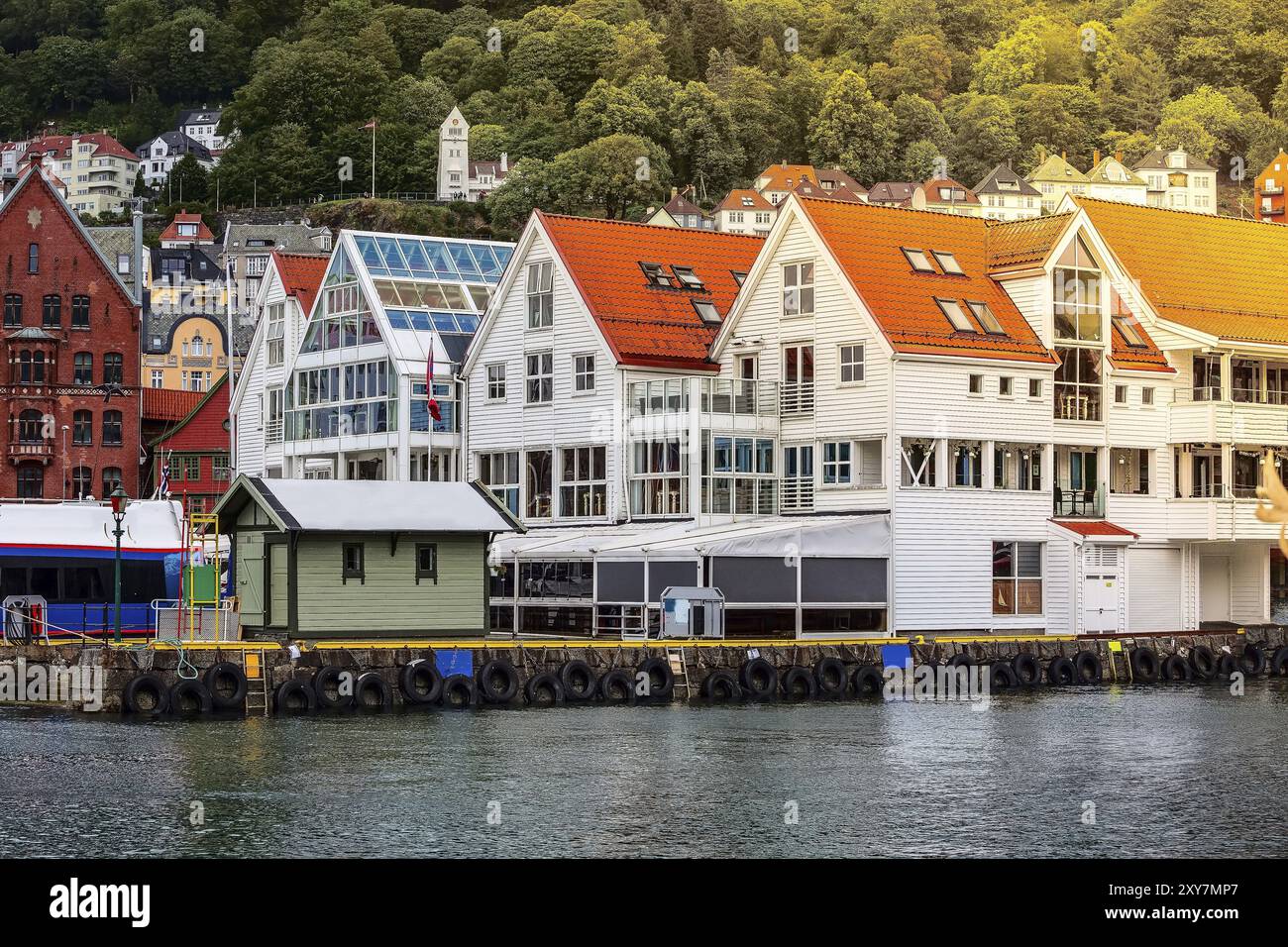 Bergen, Norvegia city street view con Bryggen molo vecchio e colorate case tradizionali Foto Stock