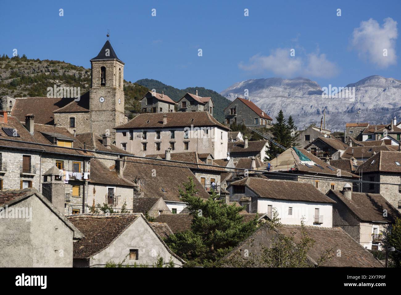 Iglesia de San Martin de Hecho, siglo XIX, valle de Hecho, pirineo aragones, Huesca, Spagna, Europa Foto Stock