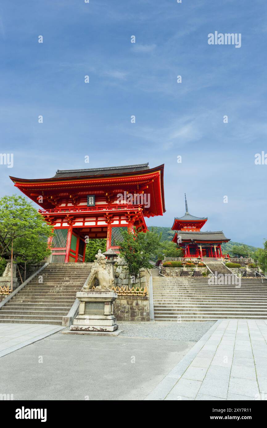 Un cielo azzurro e limpido dietro Ro-Mon e la tripla pagoda all'ingresso delle scale del tempio Kiyomizu-dera in serata, senza persone presenti a Kyoto, in Giappone. Foto Stock