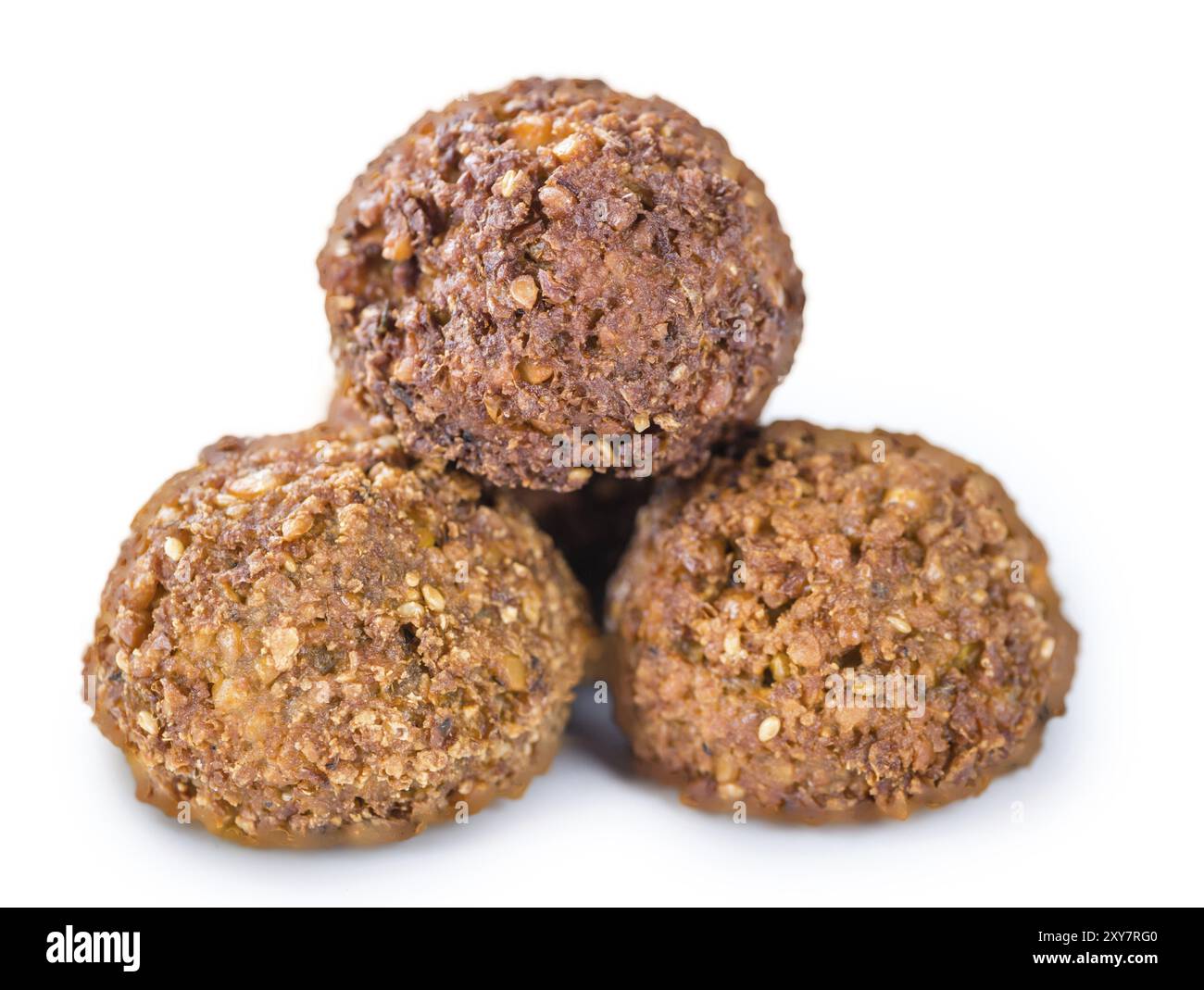 Falafel (primo piano, messa a fuoco selettiva) isolato su sfondo bianco Foto Stock