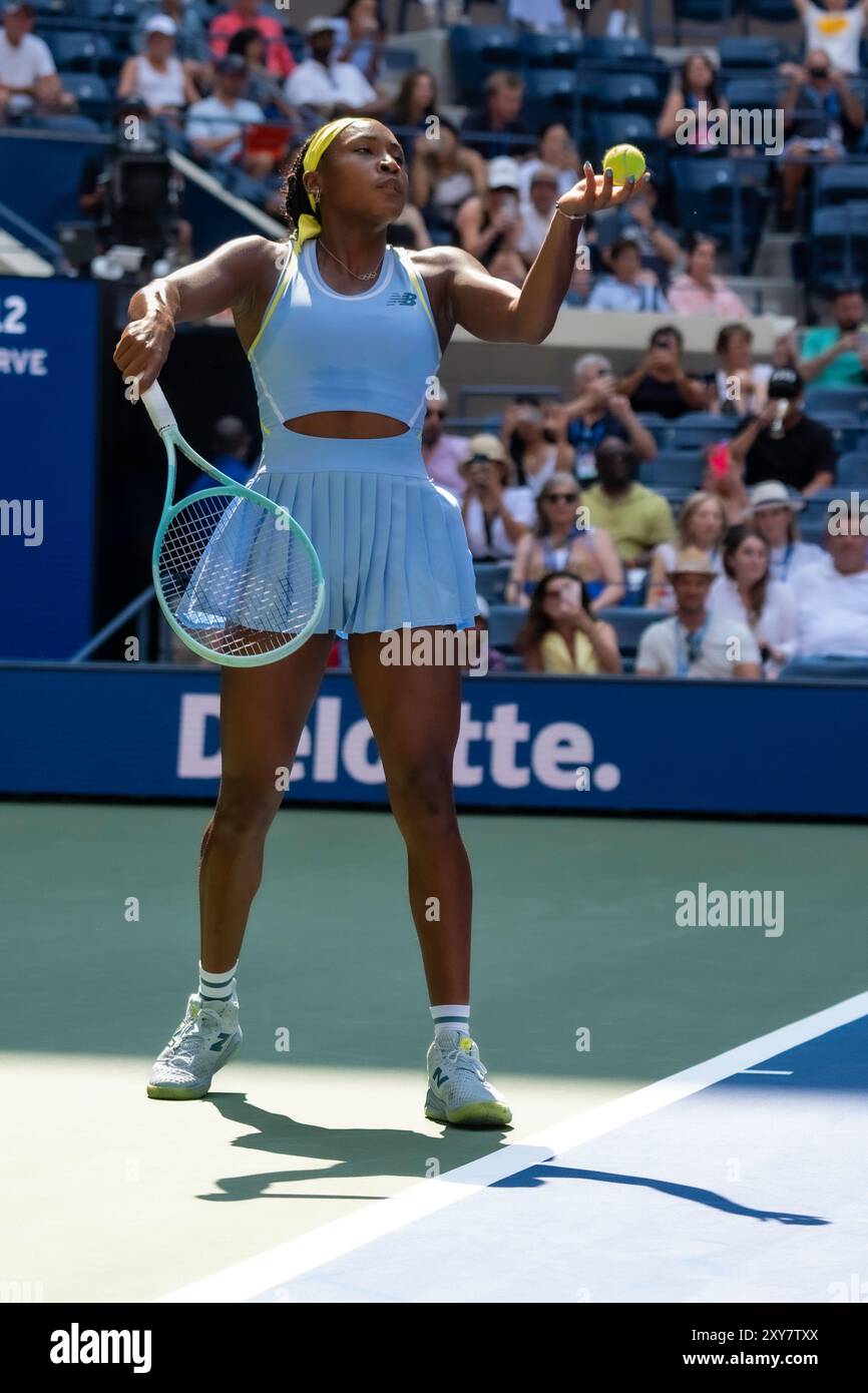 Coco Gauff (USA) partecipa al primo turno degli US Open 2024. Foto Stock