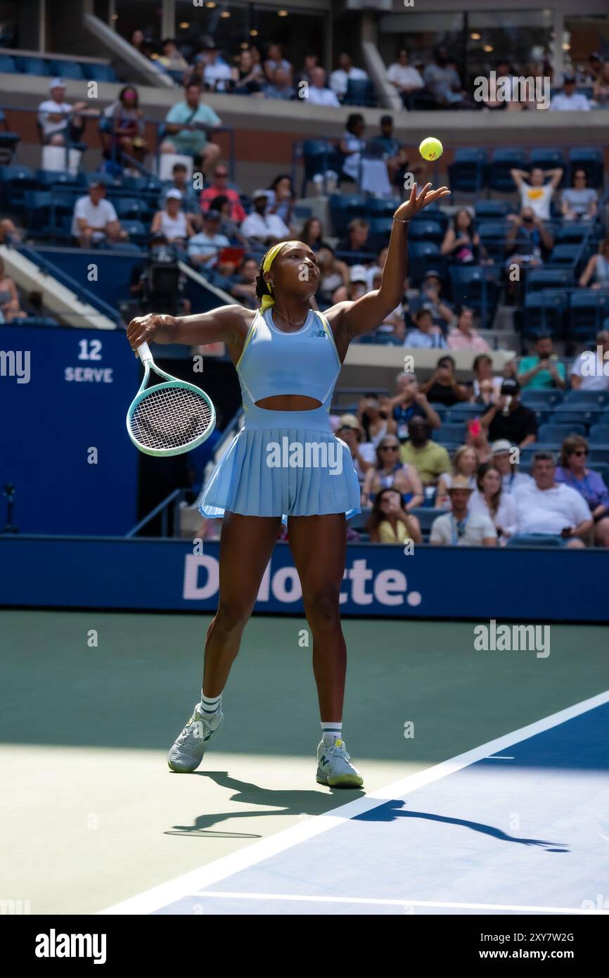 Coco Gauff (USA) partecipa al primo turno degli US Open 2024. Foto Stock
