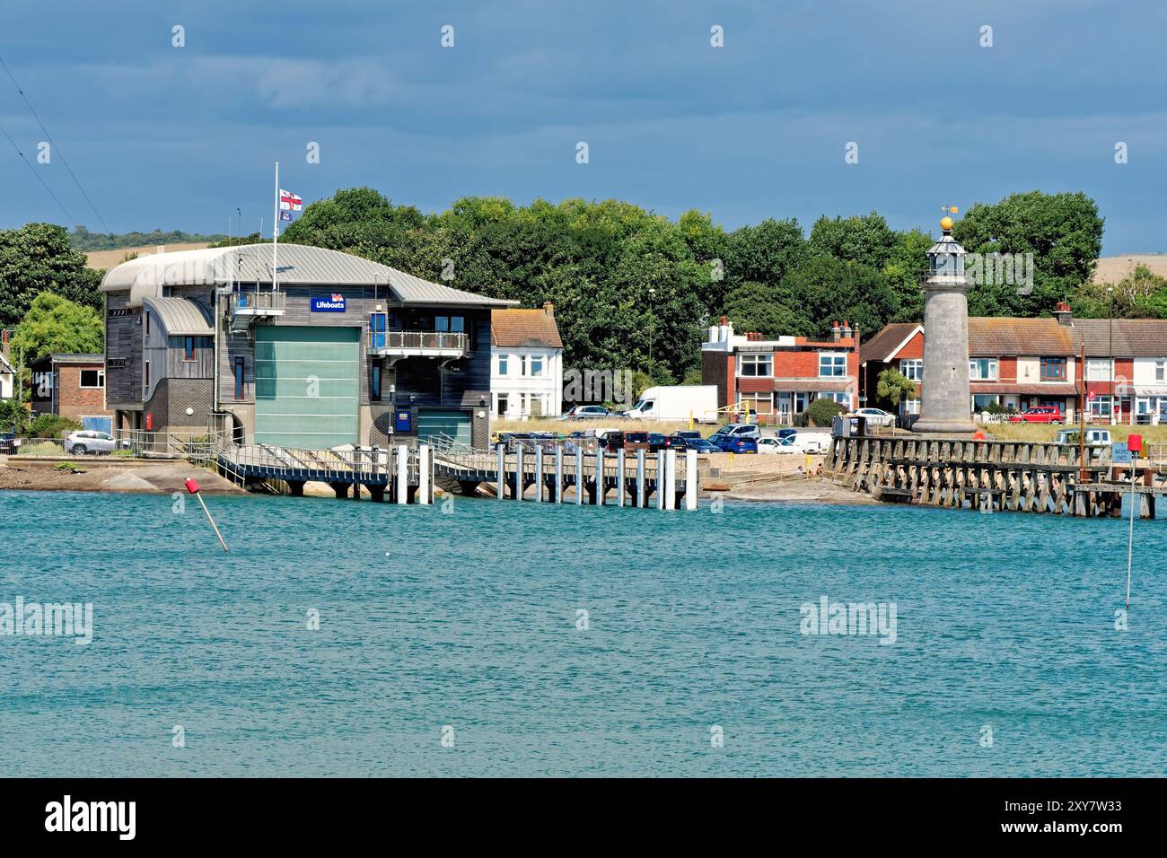 La stazione dei battelli di salvataggio RNLI all'ingresso del porto di Shoreham in un giorno di sole estati West Sussex Inghilterra Regno Unito Foto Stock