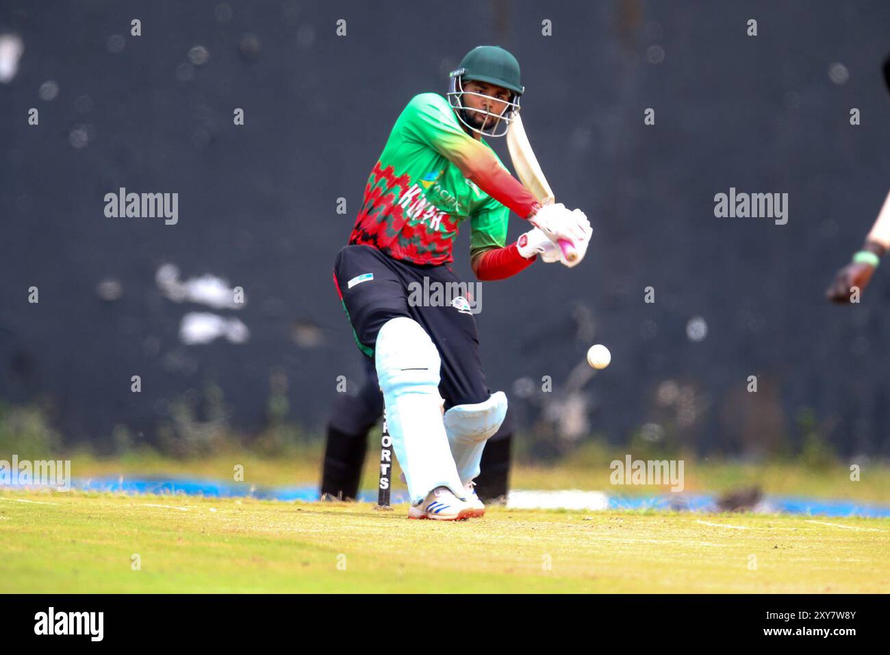 NAIROBI, KENYA - AGOSTO 28: Kenya - batter, Pushkar Sharma in azione durante una sezione di addestramento in preparazione del Consiglio internazionale di cricket (ICC) Foto Stock